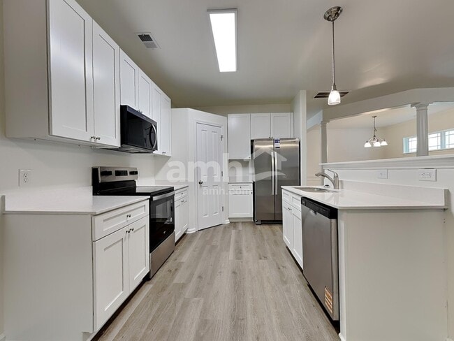 Building Photo - 220 Summer Hill Way