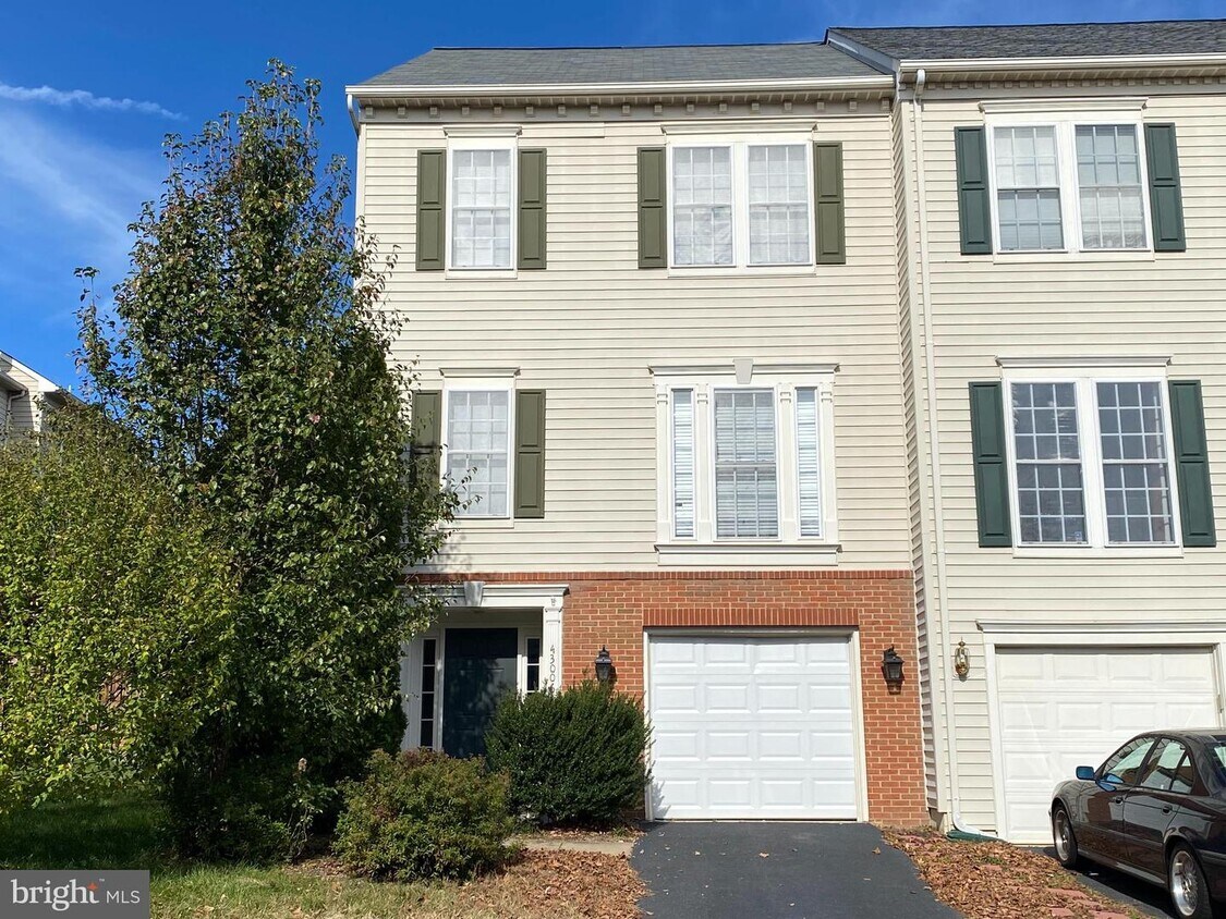 43006 Eustis St, Chantilly, VA 20152 Townhouse for Rent in Chantilly