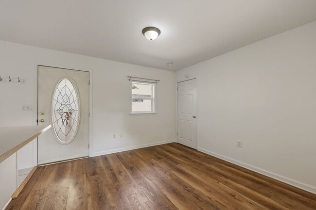 Building Photo - Fantastic location, move in ready! 1 bed, one bath, HUGE kitchen!