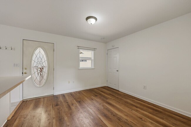 Foto del edificio - Fantastic location, move in ready! 1 bed, one bath, HUGE kitchen!