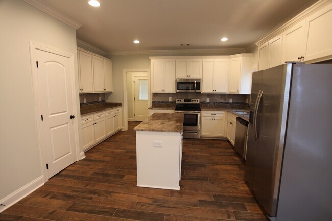 Building Photo - 3Bed/2bath Residential House off of Runningvine!!!
