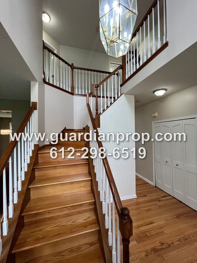 Foto del edificio - Woodbury House Available July 1, Gleaming Hardwood Floors, Fireplace, Lower Family Room, Fenced Yard