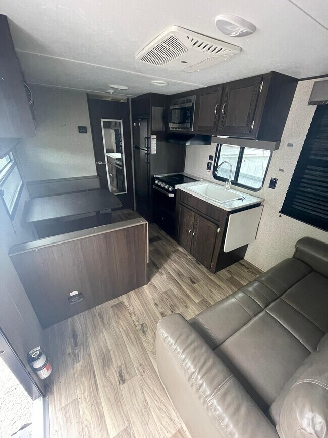 Homeville Apartments under 900 Miami, FL 1 Rentals