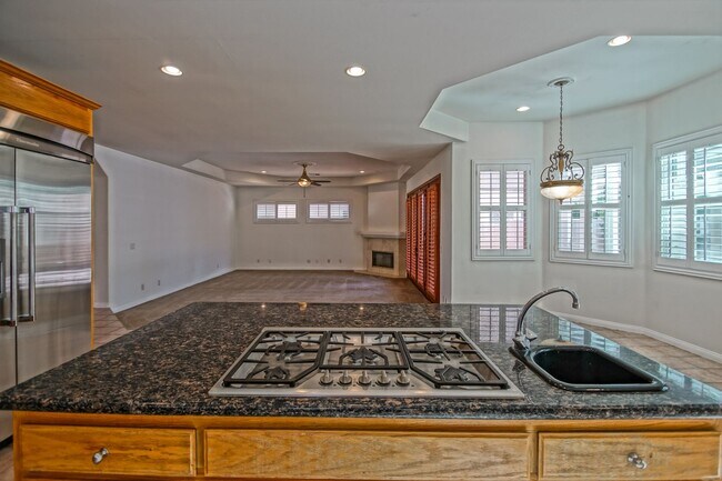 Foto del edificio - VERY SPACIOUS, BRIGHT & AIRY HOME W/ UNIQU...