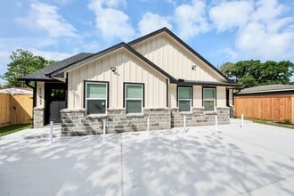 Building Photo - 7066 Villa Dr