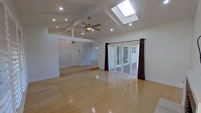 Building Photo - 10702 Carnaby St