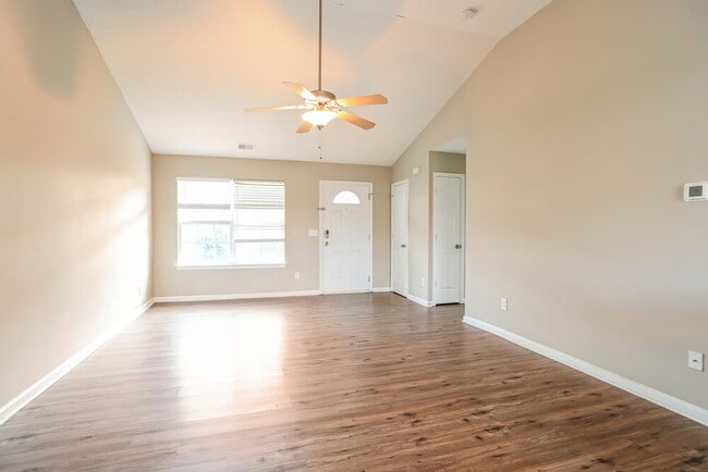 Building Photo - 209 Glencroft Dr