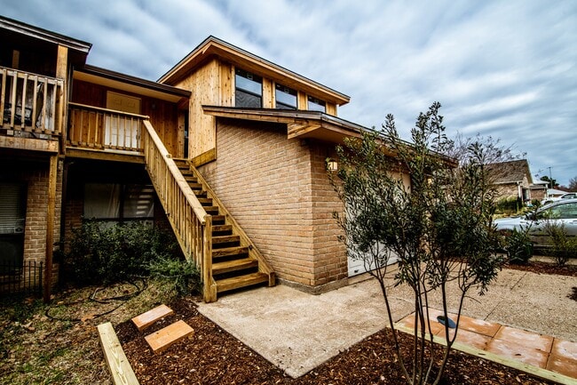 Building Photo - 1507 Wimbledon Dr