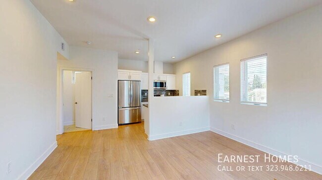 Foto del edificio - 147 1/2 Roselake Avenue-