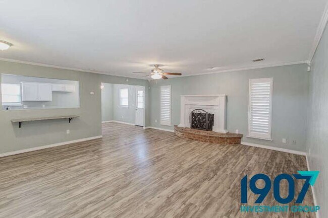 Foto del edificio - SPECIAL OFFER! Move In Now & Get 50% Off Your First & Second Month's Rent!  Beautifully Updated 3...