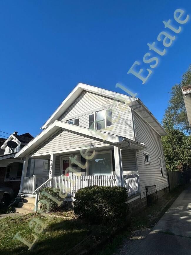 Foto del edificio - Charming 3-Bed Home with Porch & Parking –...