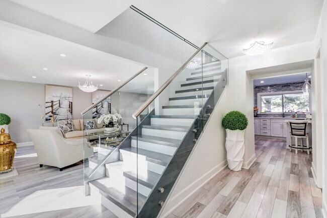 Foto del edificio - Fully Furnished 4-Bedroom Pool Home with Golf Course Views in Northdale