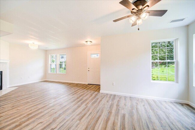 Foto del edificio - 1421 Whispering Hills Dr