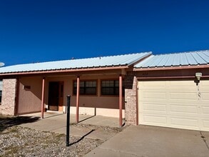 Building Photo - 472 Copper Dr NE