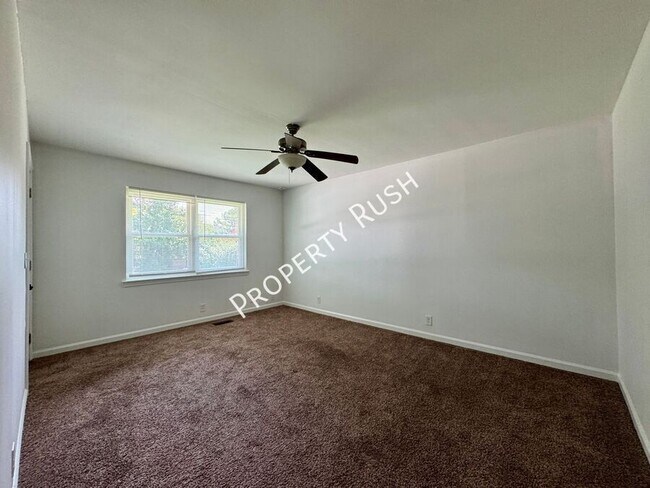 Foto del edificio - 555 E Garden Farm Rd