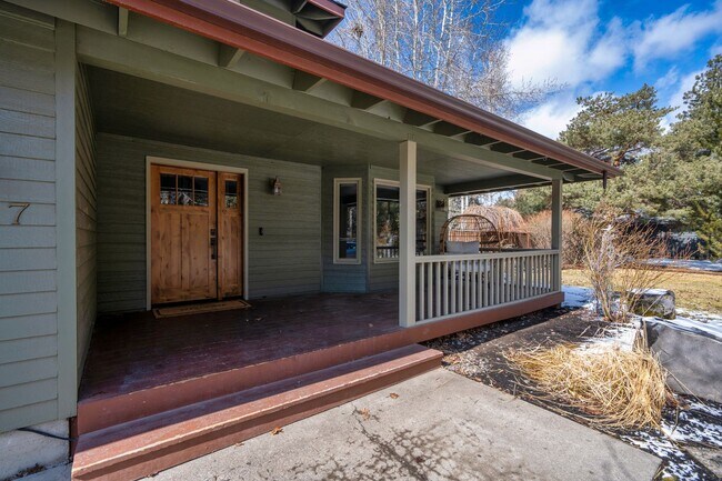 Building Photo - Furnished Bend 3 Bed 2.5 Bath w/ Office, Expansive Backyard and RV Parking