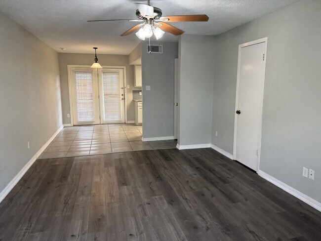 Foto del edificio - 8730 Glen Meadow Ln