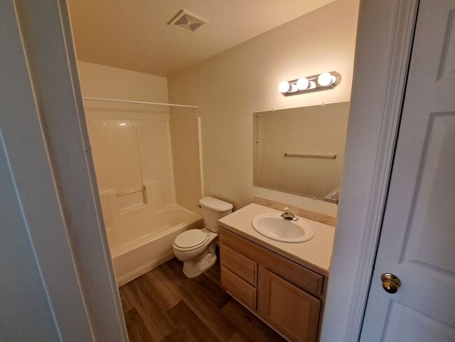 Building Photo - 2 Bed/2 Bath Apartment in NE Bend - Worthi...