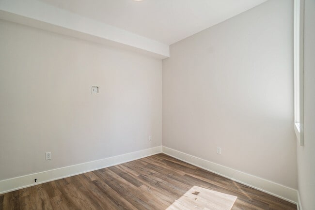Building Photo - 404 Eden Av