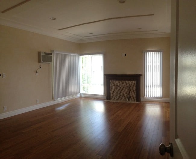 Living Room - 532 N Orange Dr