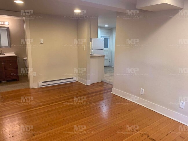 Foto del edificio - 645 1/2 S Loomis Ave