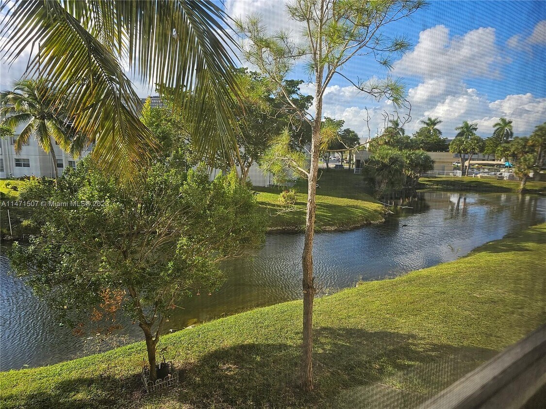 Primary Photo - 8305 Sunrise Lakes Blvd