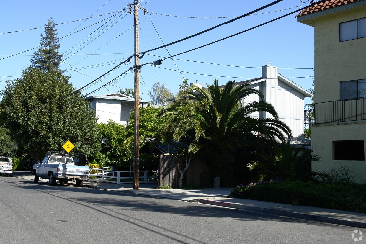 Building Photo - 2865 Blenheim Ave