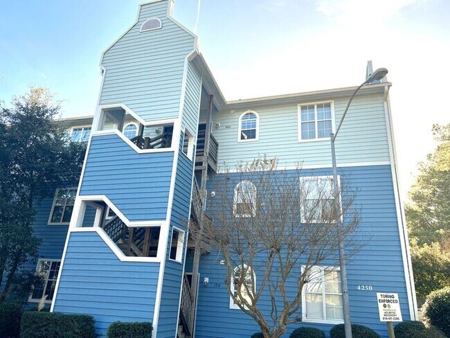 Building Photo - Court yard Condo. Love living in the heart...