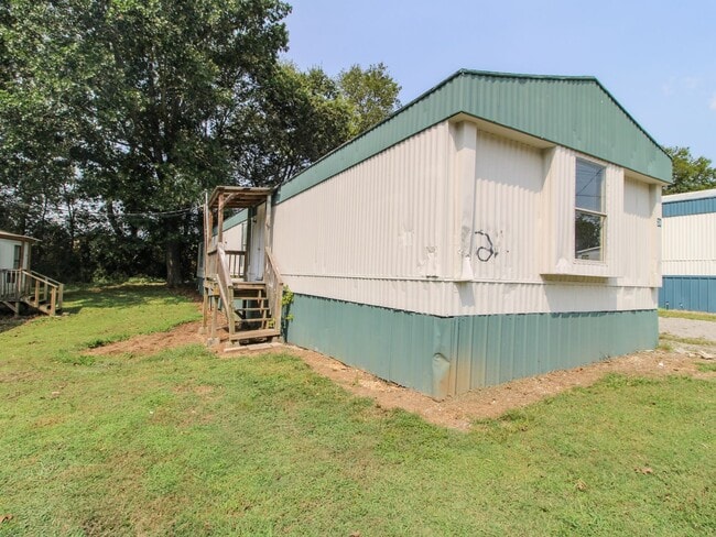 Building Photo - Country Setting and Convenient to Pulaski, TN
