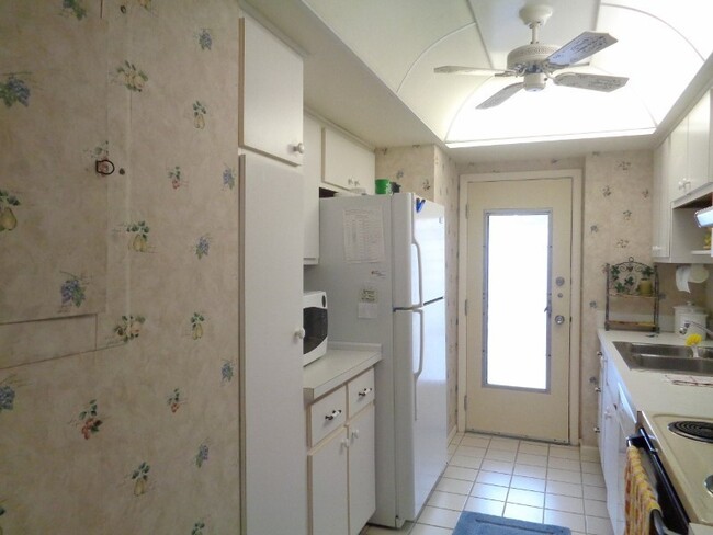 Foto del edificio - 2BR/2BA Ground Level Condo in Venice Ave C...