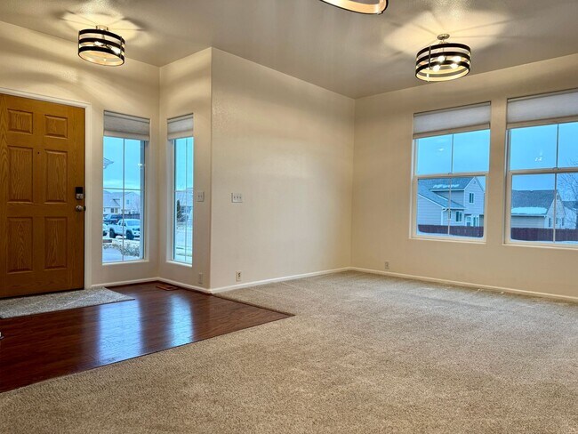 Foto del edificio - Beautifully Adorable Townhome!