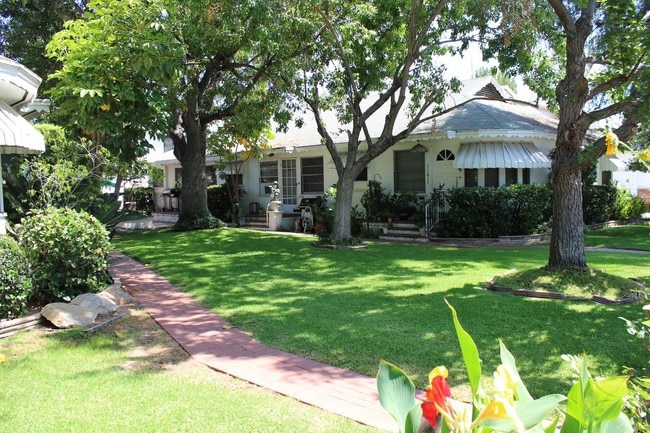 Building Photo - 11613 Moorpark St