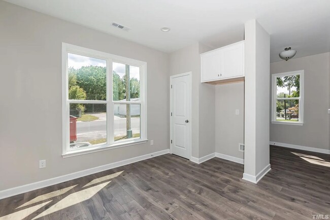 Building Photo - Room in 4 Bedroom Townhome at 252 W Vance St