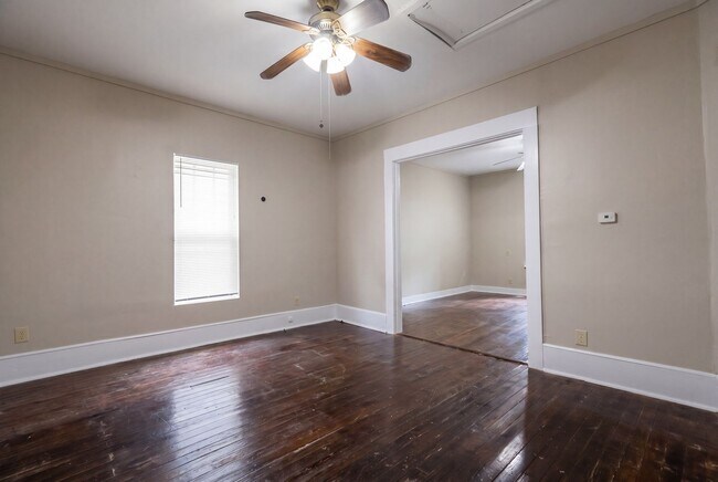 Foto del edificio - Classic Charm with Modern Updates – Spacious 4 Bedroom Rental