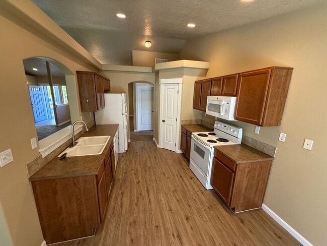 Building Photo - 3 Bedroom / 2 Bath Home in Madras