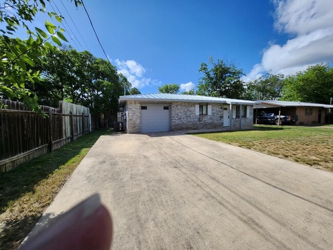 Building Photo - 907 Barry Dr
