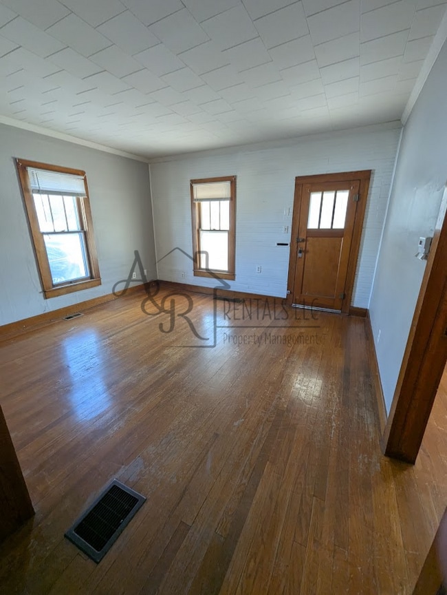 Building Photo - 206 W 1st St