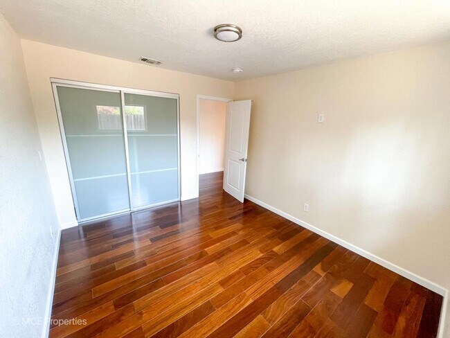 Foto del edificio - 7976 Caroline Ct