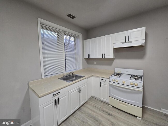 Building Photo - 5431 Baltimore Ave