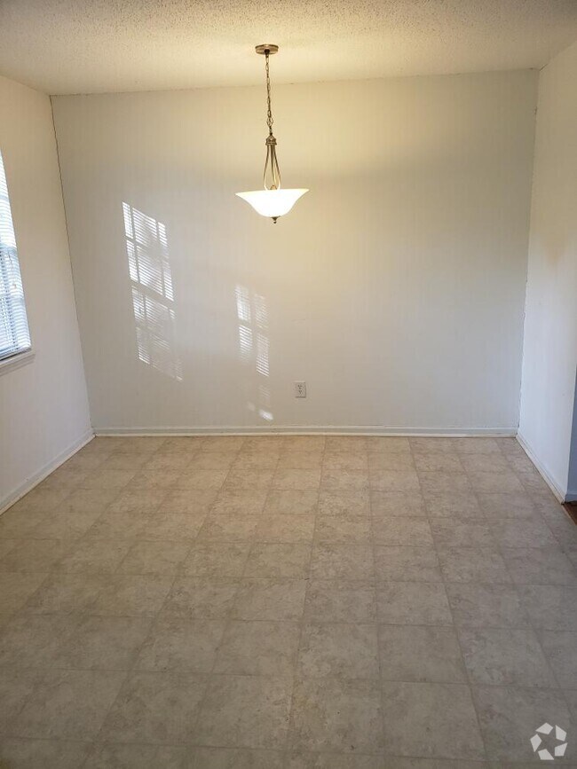 Building Photo - 1002 Willow Dr