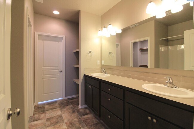 Foto del edificio - 3 Bed/2 Bath West Pasco Rambler