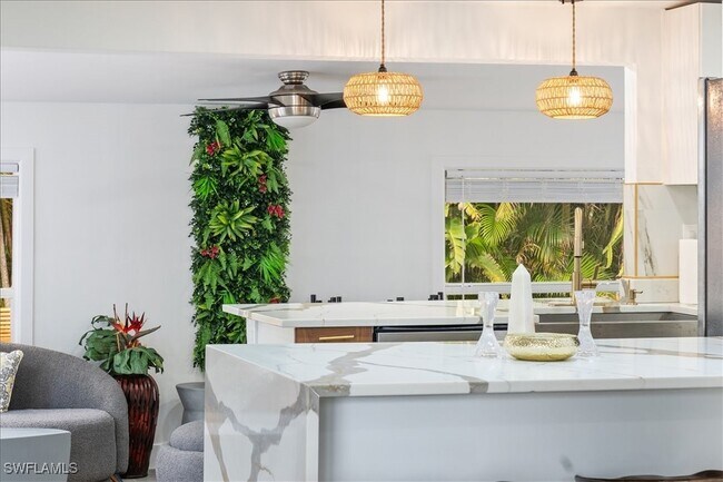 Foto del edificio - 2123 Holiday Ln