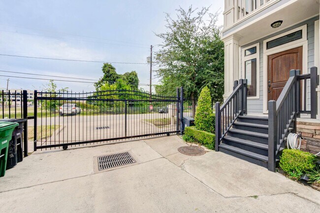 Building Photo - Welcome to this stunning 3-bedroom, 3.5-ba...