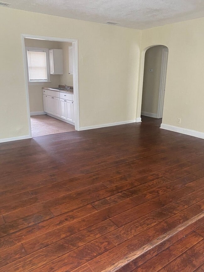 Building Photo - JUST LISTED- 3 BEDROOM 1 BATH HOME LARGE FAMILY ROOM