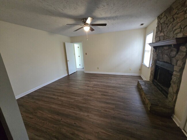 Building Photo - 7590 Foxfern~Cliffdale Forest