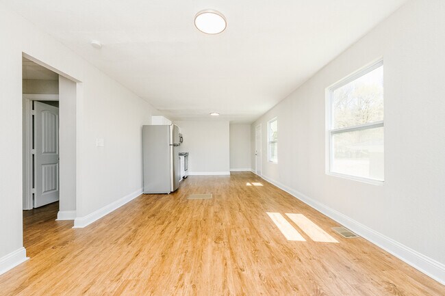 Photo - NEWLY RENOVATED 2 bedroom, 1 bathroom at G... House