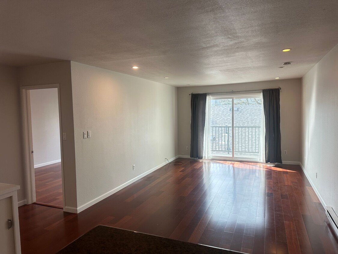 Foto principal - Modern 1 bed/1 bath unit just a few steps ...