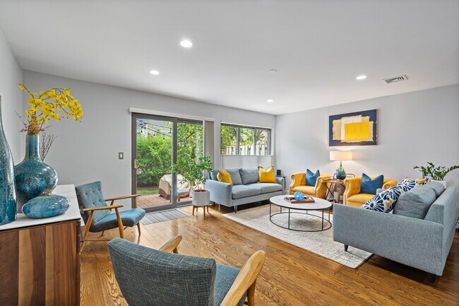 Living Room - 17 Top of the Rdg