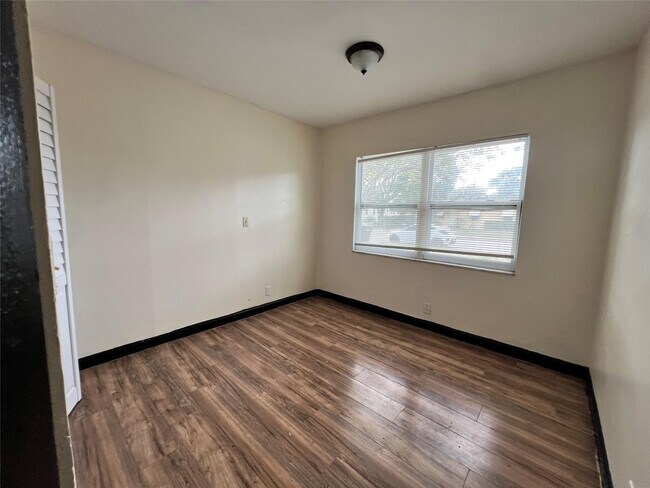 Foto del edificio - 347 NW 6th St