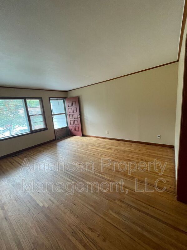 Foto del edificio - P2-1Q- 4941 S. Detroit Ave.
